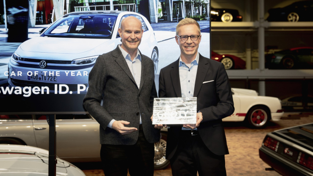 Das sind die 'German Cars of the Year 2027' - Jens Meiners (l., Co-Founder bei GCOTY) und Kai Grünitz (r., Vorstand Technische Entwicklung Marke Volkswagen und Brand Group Core) bei der GCOTY-Verleihung im Nationalen Automuseum – The Loh Collection - Quelle: Volkswagen AG